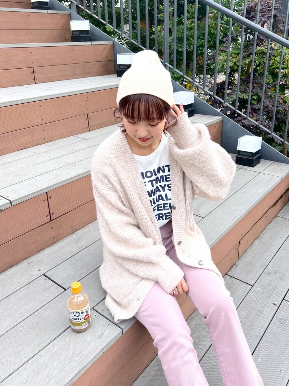 ホワイト系のTシャツ/カットソー、ベージュ系のカーディガン/ボレロ、ピンク系のその他パンツを着用したレディースの秋コーディネートの3枚目の写真