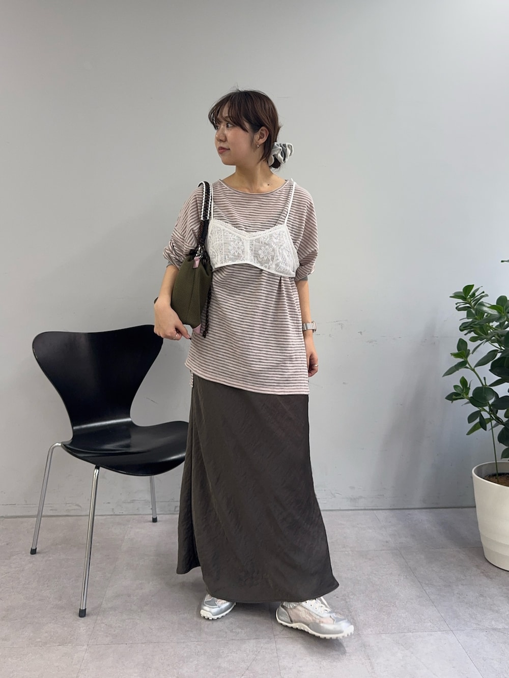ピンク系のTシャツ/カットソー、ホワイト系のキャミソール、グレー系のスカートを着用したレディースの春コーディネートの2枚目の写真