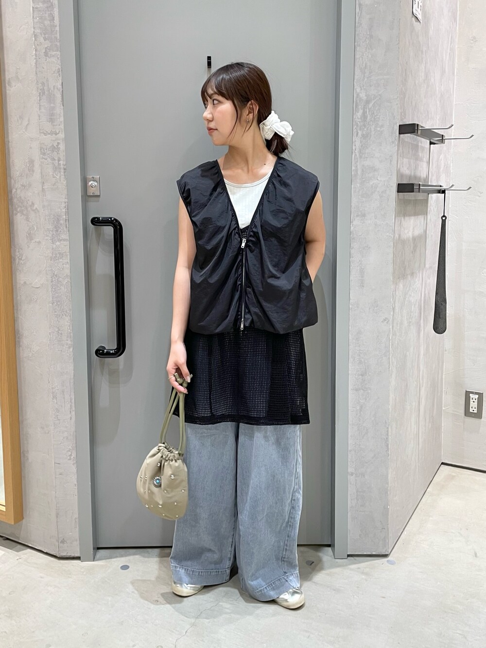 ブラック系のキャミソール、ブルー系のデニムパンツ、グレー系のタンクトップを着用したレディースの夏コーディネートの2枚目の写真