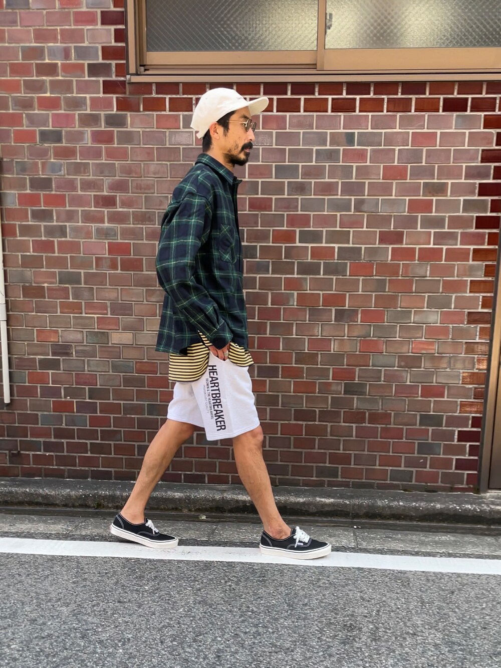 グリーン系のシャツ/ブラウス、シルバー系のその他パンツ、ブラック系のスニーカーを着用したメンズの夏コーディネートの4枚目の写真