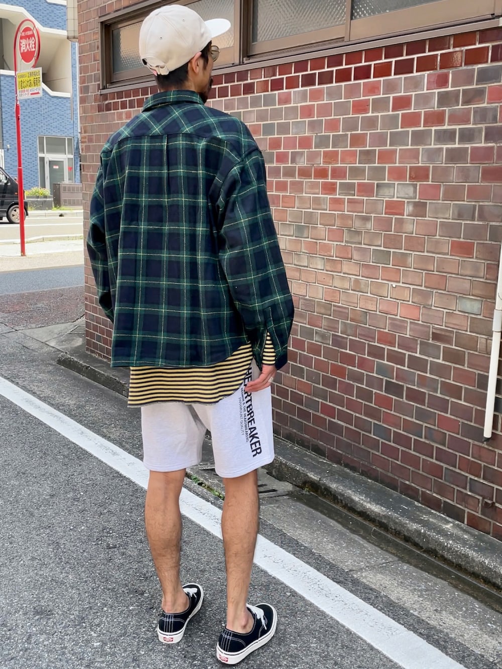グリーン系のシャツ/ブラウス、シルバー系のその他パンツ、ブラック系のスニーカーを着用したメンズの夏コーディネートの2枚目の写真