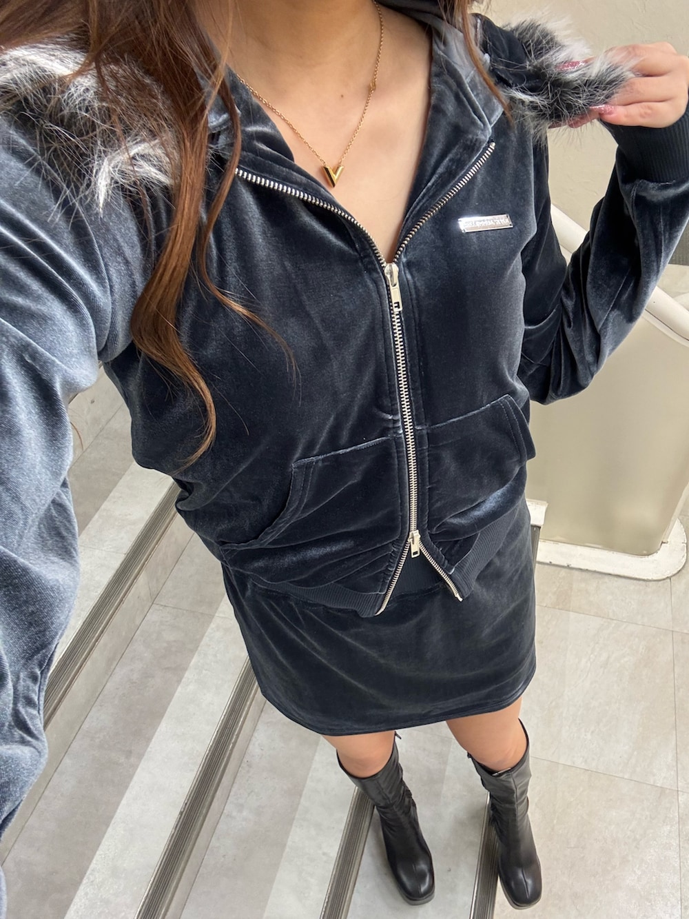 ブルー系のスカート、ブルー系のパーカー、ブラック系のブーツを着用したレディースの秋コーディネートの3枚目の写真