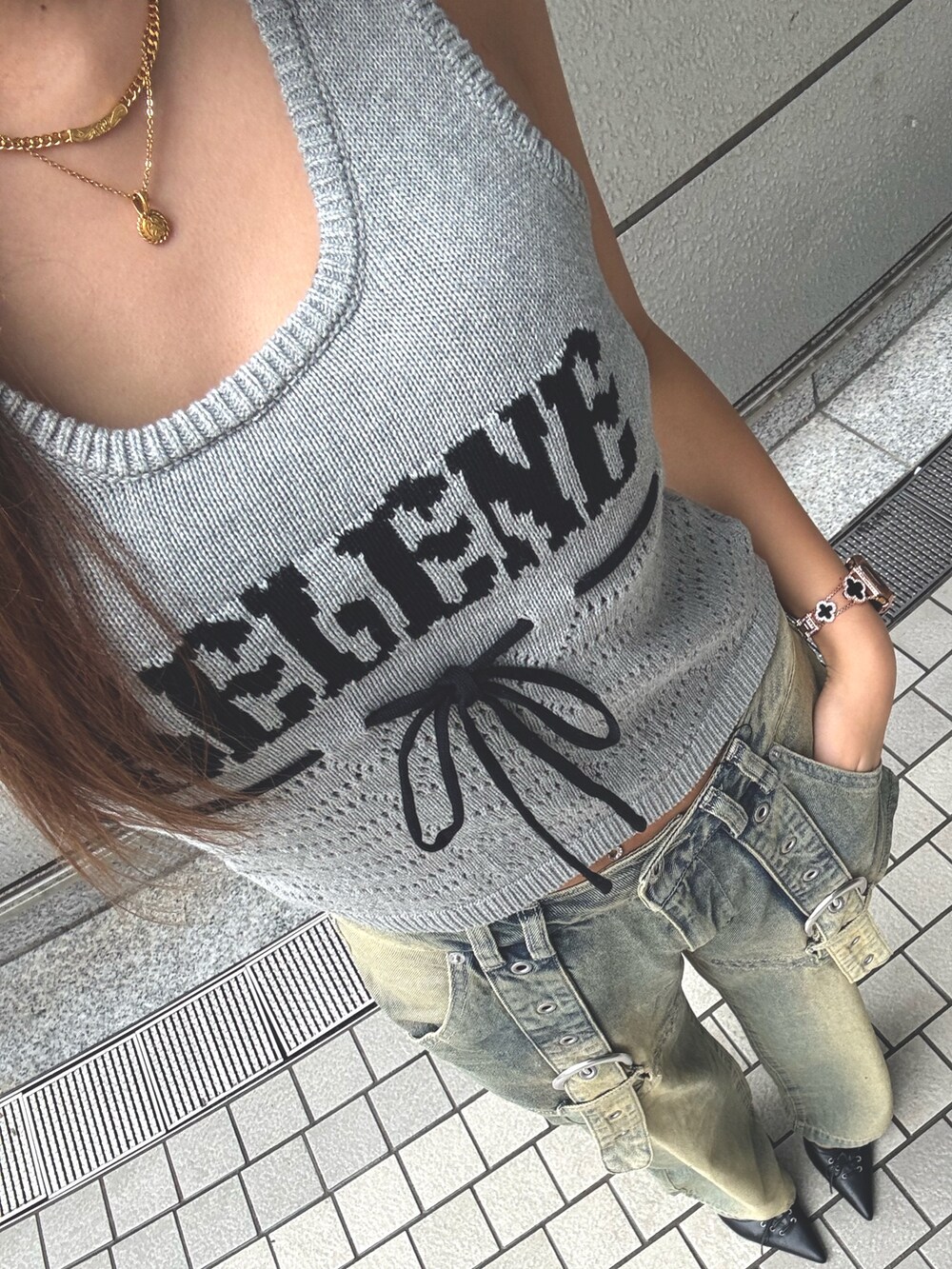 ブルー系のデニムパンツ、ブラック系のパンプス、グレー系のタンクトップを着用したレディースの夏コーディネートの3枚目の写真