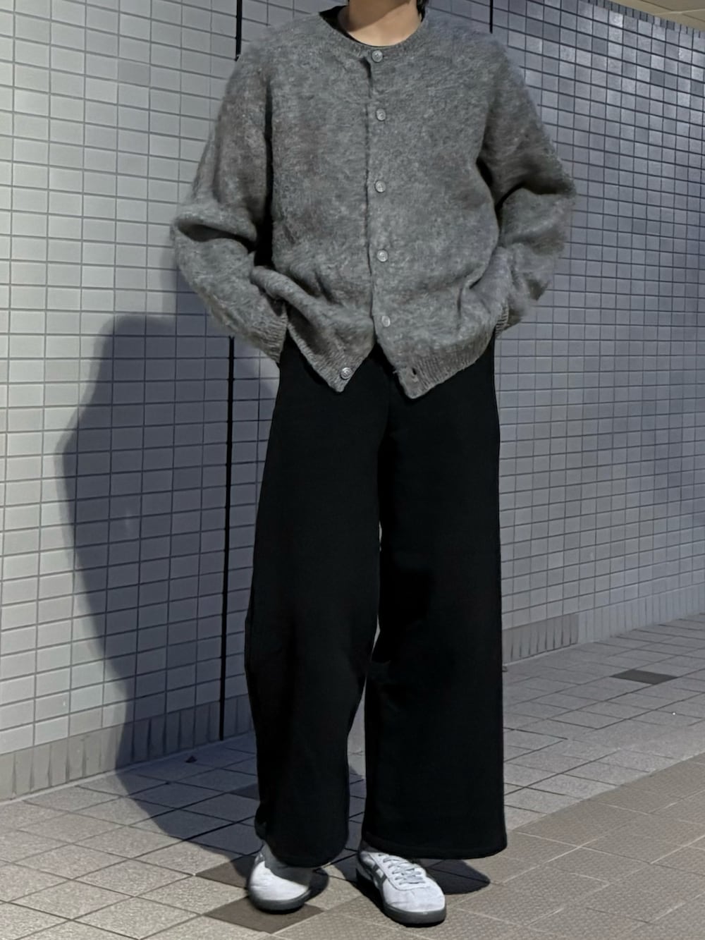 ブラック系のカーディガン/ボレロ、グレー系のスウェットパンツ、グレー系のスニーカーを着用したメンズの秋コーディネートの2枚目の写真