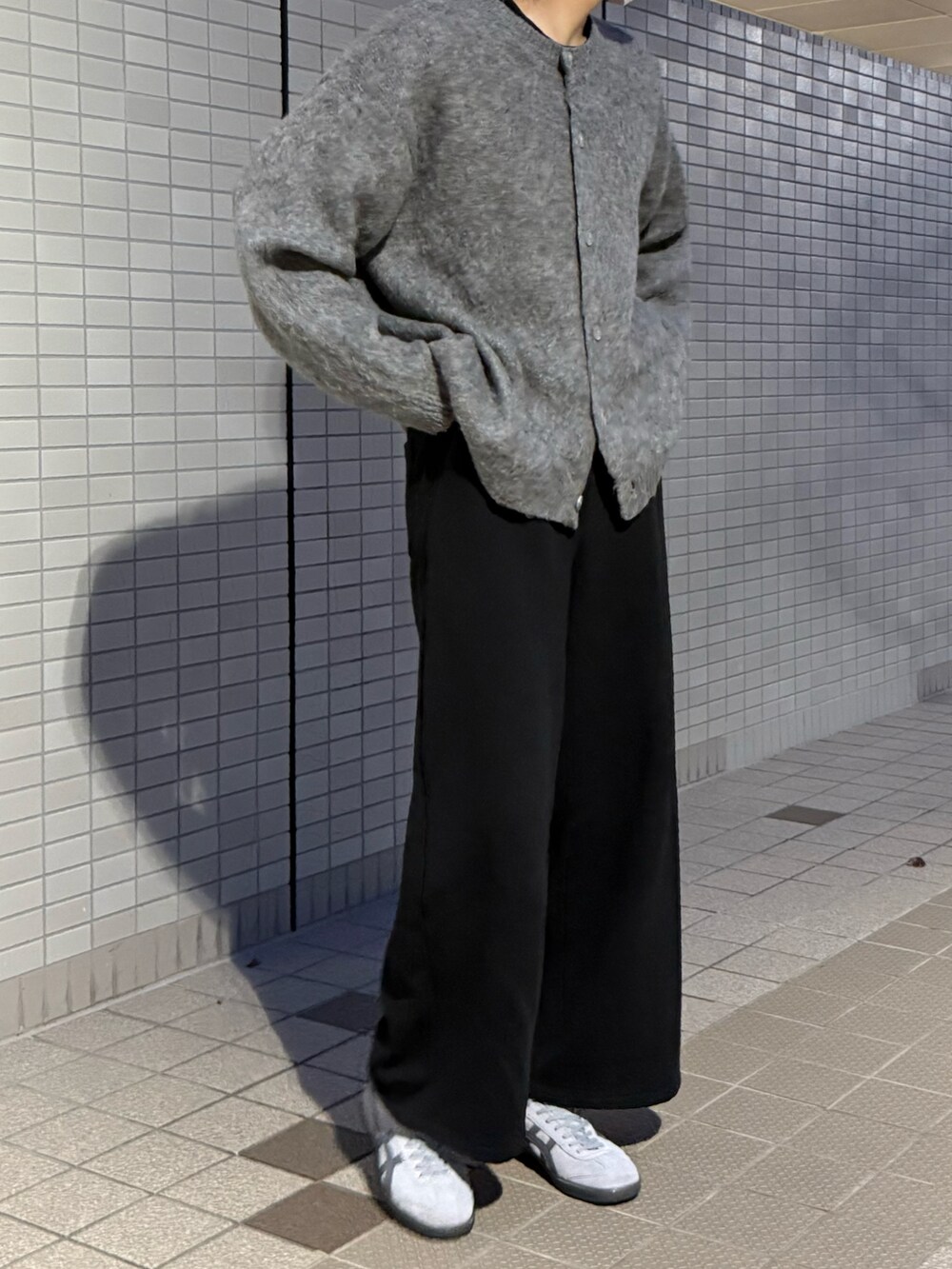 ブラック系のカーディガン/ボレロ、グレー系のスウェットパンツ、グレー系のスニーカーを着用したメンズの秋コーディネートの4枚目の写真