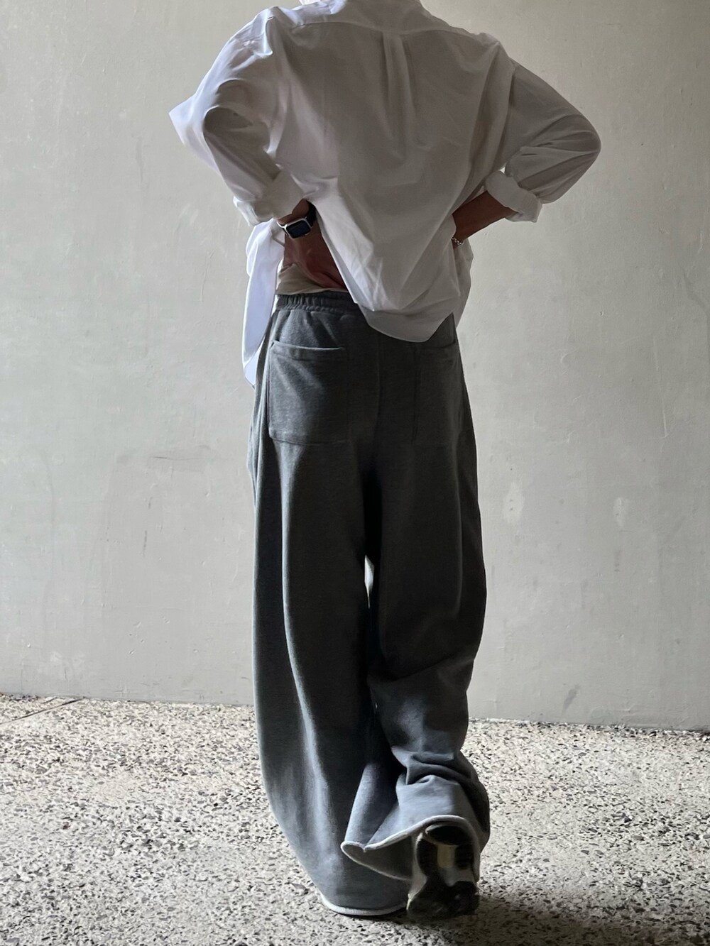 ホワイト系のシャツ/ブラウス、グレー系のスウェットパンツ、グレー系のスニーカーを着用したメンズの春コーディネートの4枚目の写真