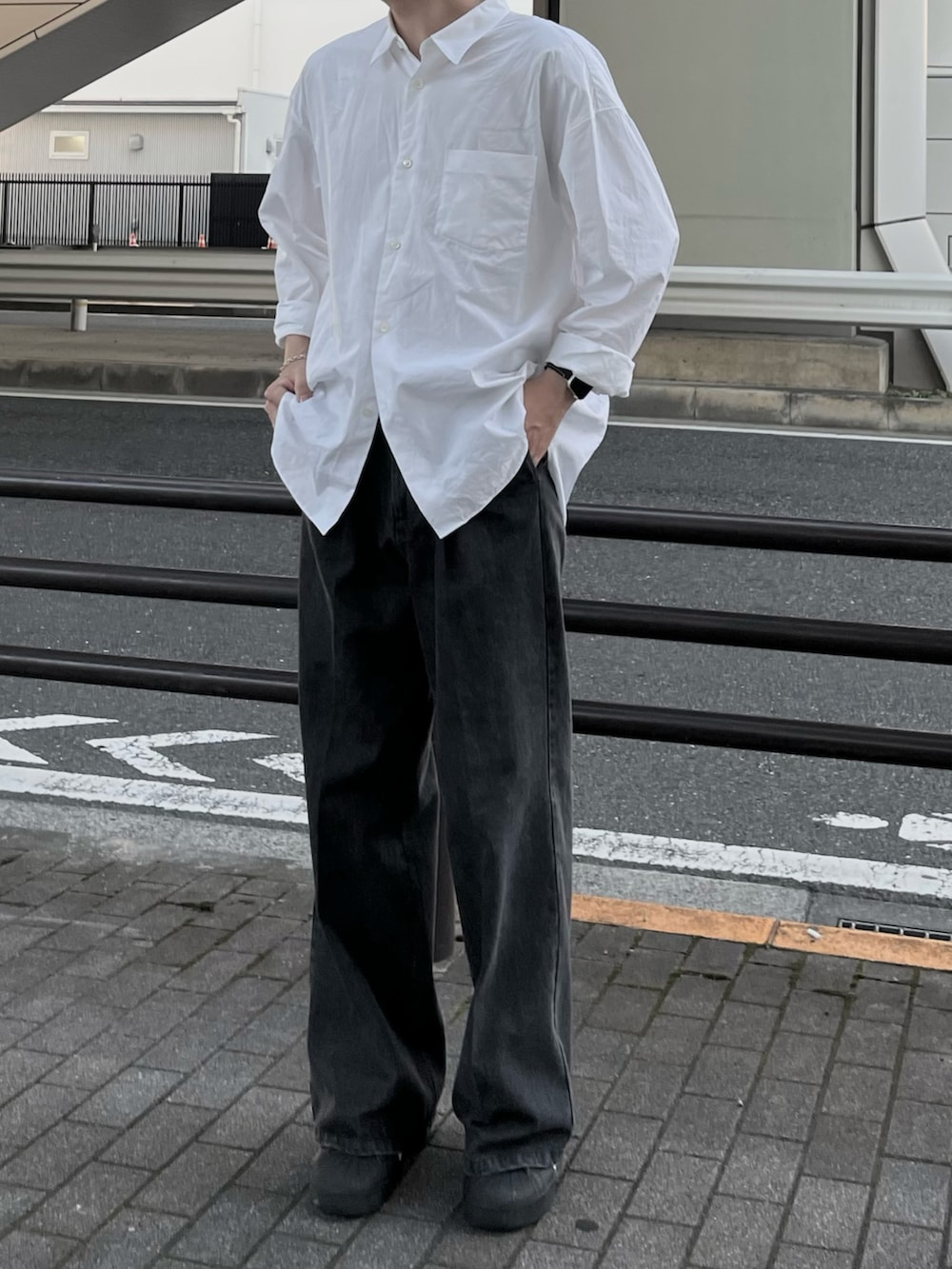 ホワイト系のシャツ/ブラウス、グレー系のデニムパンツ、ブラック系のスニーカーを着用したメンズの秋コーディネートの3枚目の写真