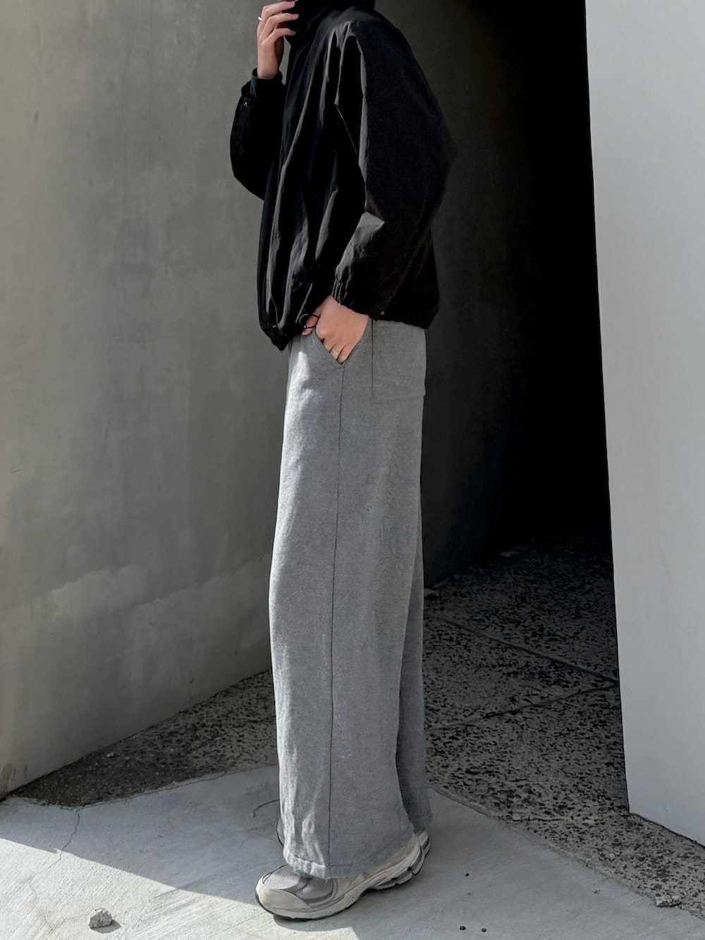 ブラック系のブルゾン、グレー系のスウェットパンツ、グレー系のスニーカーを着用したメンズの冬コーディネートの4枚目の写真