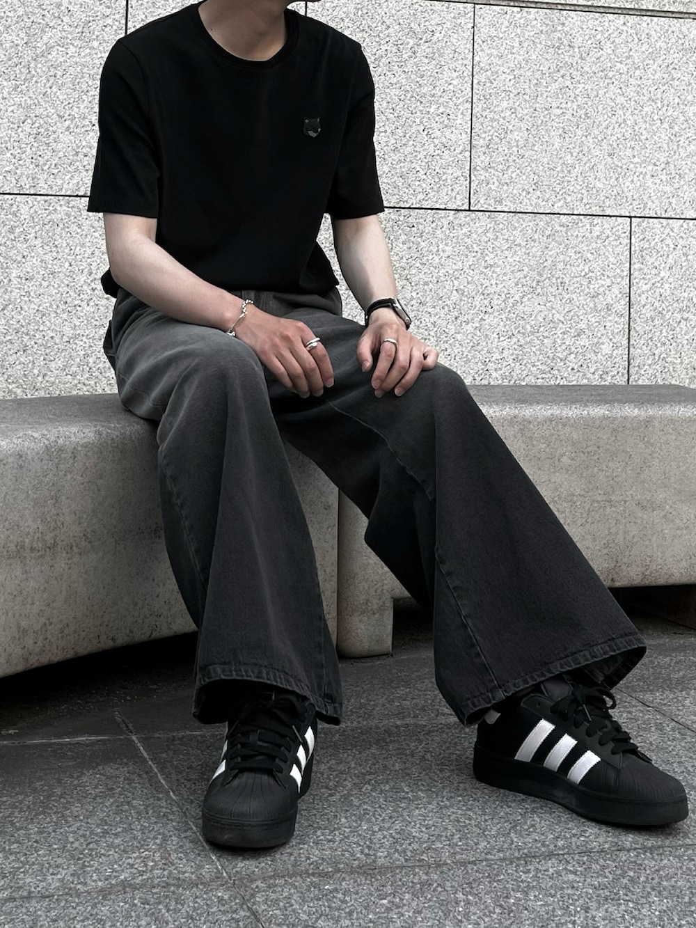 ブラック系のTシャツ/カットソー、その他のデニムパンツ、ブラック系のスニーカーを着用したメンズの夏コーディネートの3枚目の写真