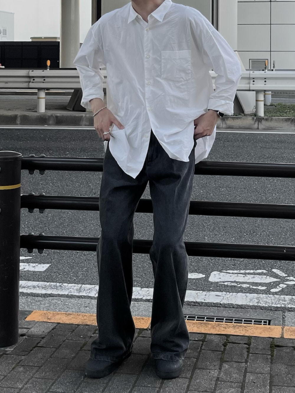 ホワイト系のシャツ/ブラウス、グレー系のデニムパンツ、ブラック系のスニーカーを着用したメンズの秋コーディネートの5枚目の写真