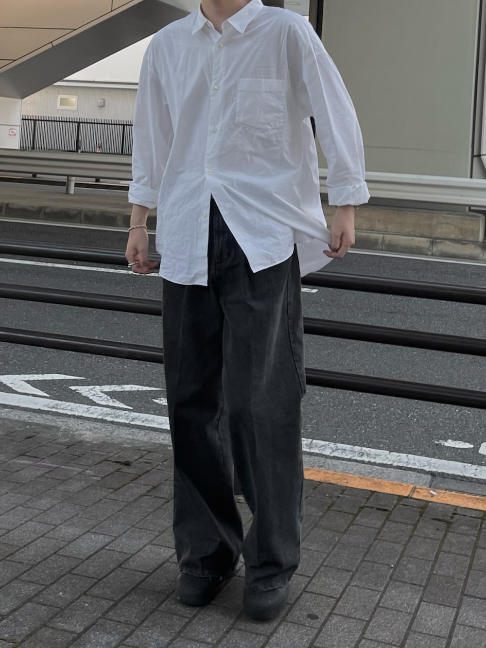 ホワイト系のシャツ/ブラウス、グレー系のデニムパンツ、ブラック系のスニーカーを着用したメンズの秋コーディネートの2枚目の写真