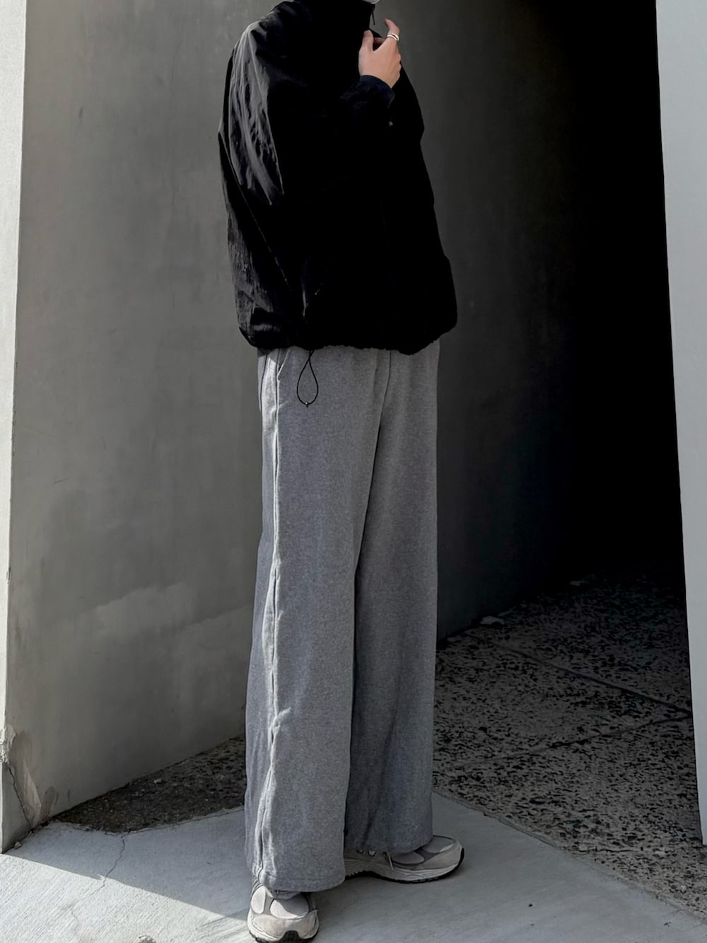 ブラック系のブルゾン、グレー系のスウェットパンツ、グレー系のスニーカーを着用したメンズの冬コーディネートの5枚目の写真