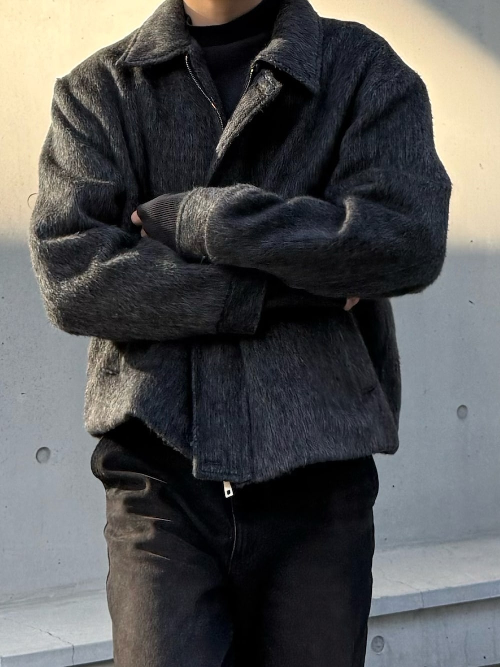 ブラウン系のデニムパンツ、グレー系のスニーカーを着用したメンズの冬コーディネートの5枚目の写真