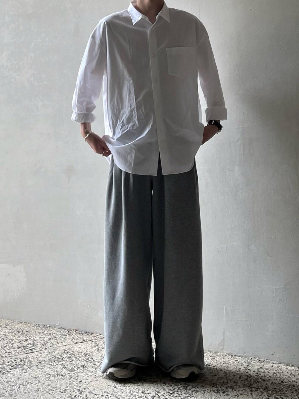 ホワイト系のシャツ/ブラウス、グレー系のスウェットパンツ、グレー系のスニーカーを着用したメンズの春コーディネートの3枚目の写真