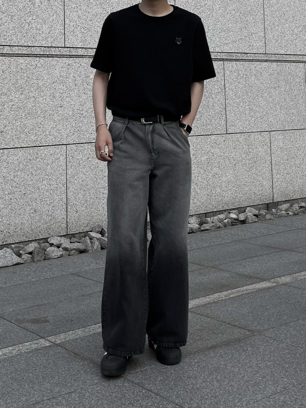 ブラック系のTシャツ/カットソー、その他のデニムパンツ、ブラック系のスニーカーを着用したメンズの夏コーディネートの2枚目の写真