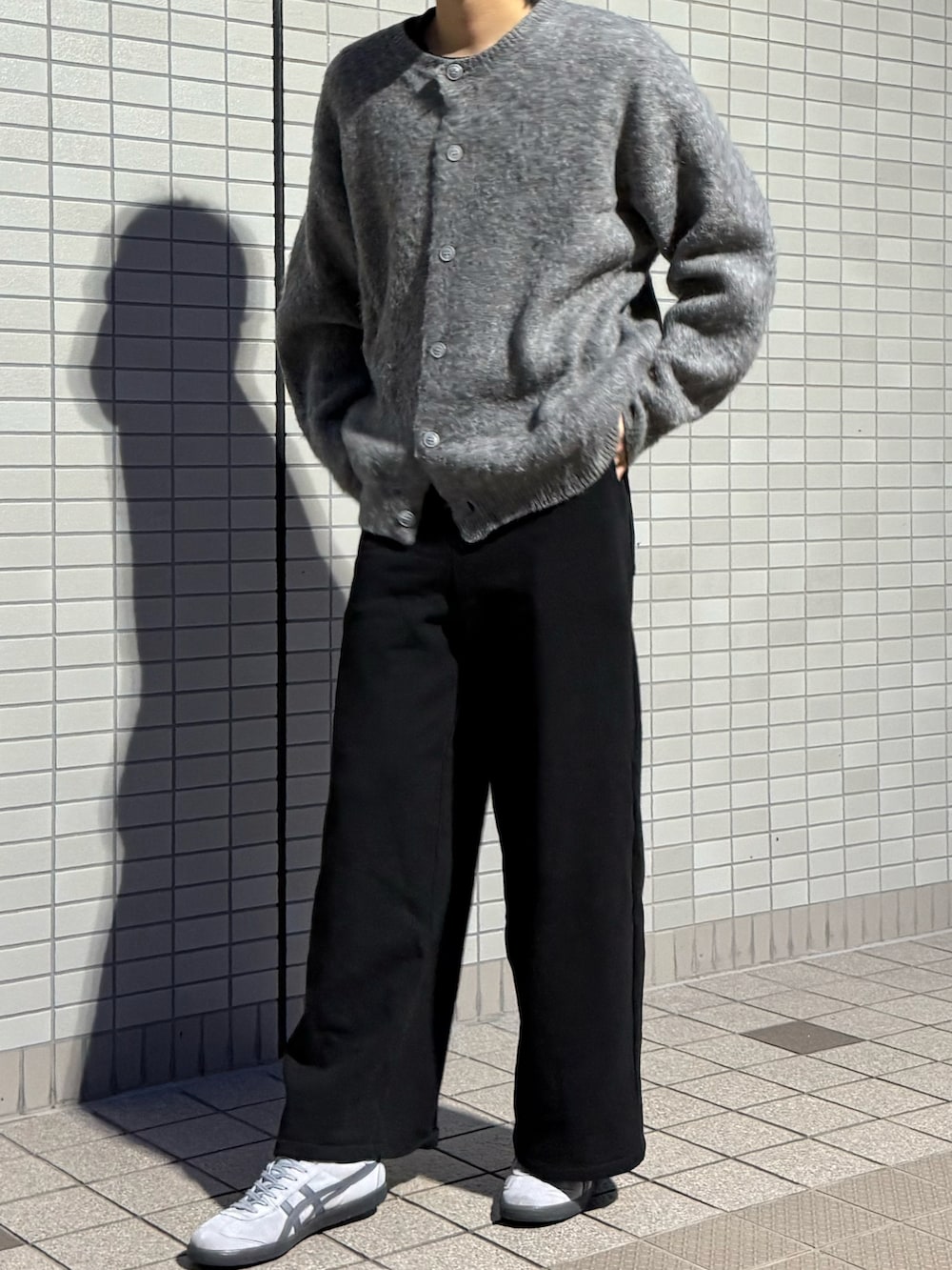 ブラック系のカーディガン/ボレロ、グレー系のスウェットパンツ、グレー系のスニーカーを着用したメンズの秋コーディネートの3枚目の写真