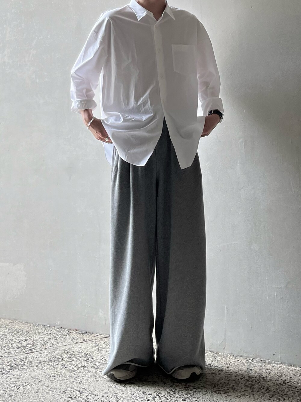 ホワイト系のシャツ/ブラウス、グレー系のスウェットパンツ、グレー系のスニーカーを着用したメンズの春コーディネートの2枚目の写真