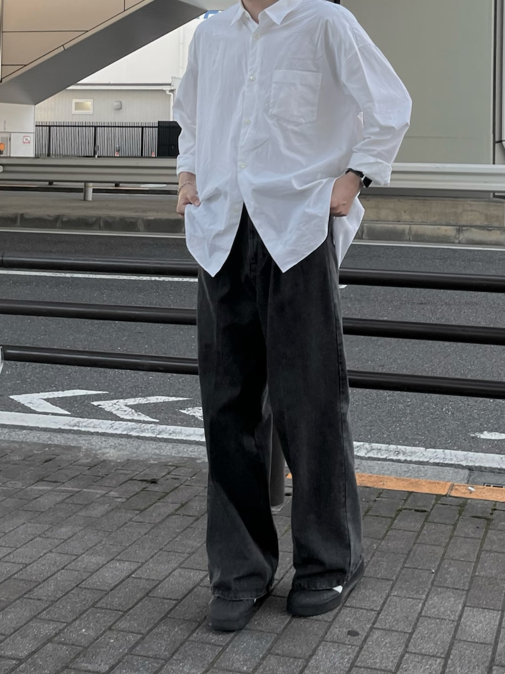 ホワイト系のシャツ/ブラウス、グレー系のデニムパンツ、ブラック系のスニーカーを着用したメンズの秋コーディネートの4枚目の写真