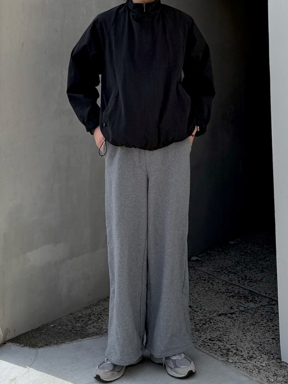 ブラック系のブルゾン、グレー系のスウェットパンツ、グレー系のスニーカーを着用したメンズの冬コーディネートの3枚目の写真