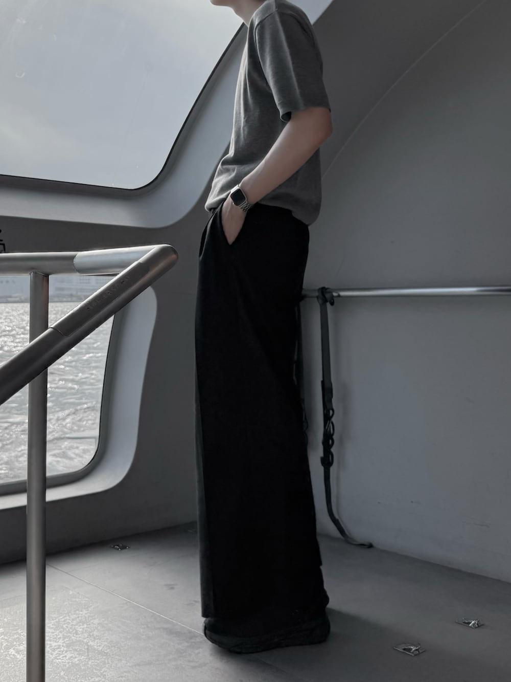 ブラック系のスニーカー、ブラック系のスラックス、グレー系のTシャツ/カットソーを着用したメンズの夏コーディネートの5枚目の写真