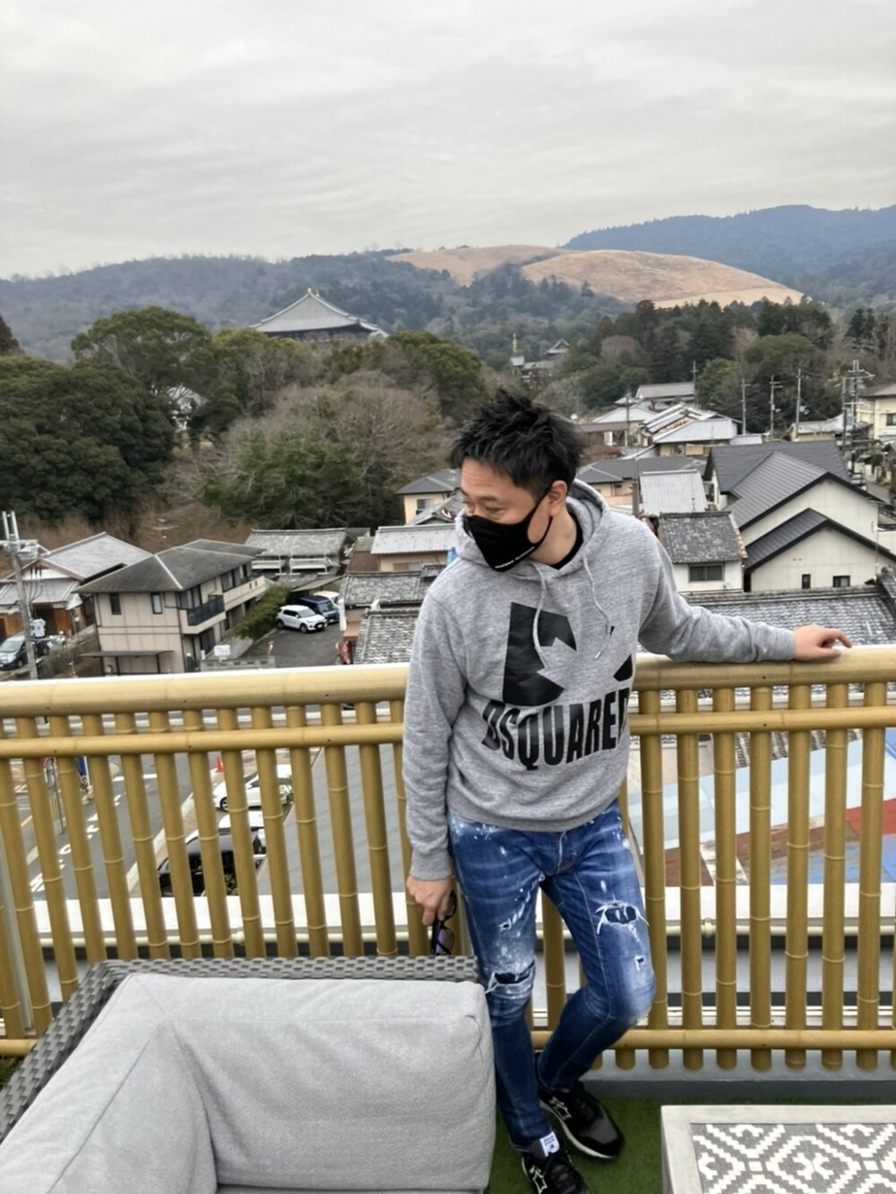 「サングラス、パーカー、デニム、スニーカー、カジュアル、大人カジュアル、きれいめカジュアル、おしゃれさんと繋がりたい、スウェット、休日スタイル、シンプル、ラフ、秋冬コーデ」｜「DSQUARED2のSWEATSHIRT /DSQUARED2LEAF HOODIE /0212（パーカー、グレー系）」を使った、yohさん（メンズ・184cm）の冬コーディネートの5枚目の写真
