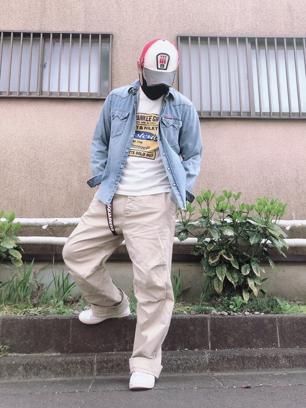 「キャップ、デニム、デニムシャツ、Tシャツ、チノパン、春コーデ、ストリート、ゆるコーデ、おしゃれさんと繋がりたい、カジュアル、スニーカー、ストリートコーデ、シンプルコーデ、ラフ、ビッグシルエット」|「HYSTERIC GLAMOURのSUPER FUZZ刺繍 ウエスタンデニムシャツ(シャツ/ブラウス、ブルー系)」を使った、yohさん(メンズ・184cm)の春コーディネートの4枚目の写真