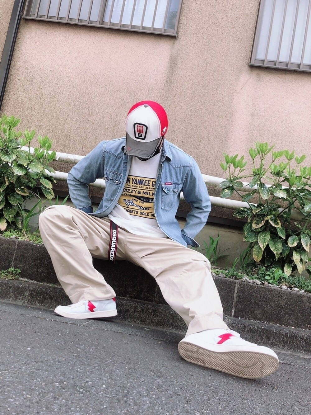 「キャップ、デニム、デニムシャツ、Tシャツ、チノパン、春コーデ、ストリート、ゆるコーデ、おしゃれさんと繋がりたい、カジュアル、スニーカー、ストリートコーデ、シンプルコーデ、ラフ、ビッグシルエット」|「HYSTERIC GLAMOURのSUPER FUZZ刺繍 ウエスタンデニムシャツ(シャツ/ブラウス、ブルー系)」を使った、yohさん(メンズ・184cm)の春コーディネートの3枚目の写真