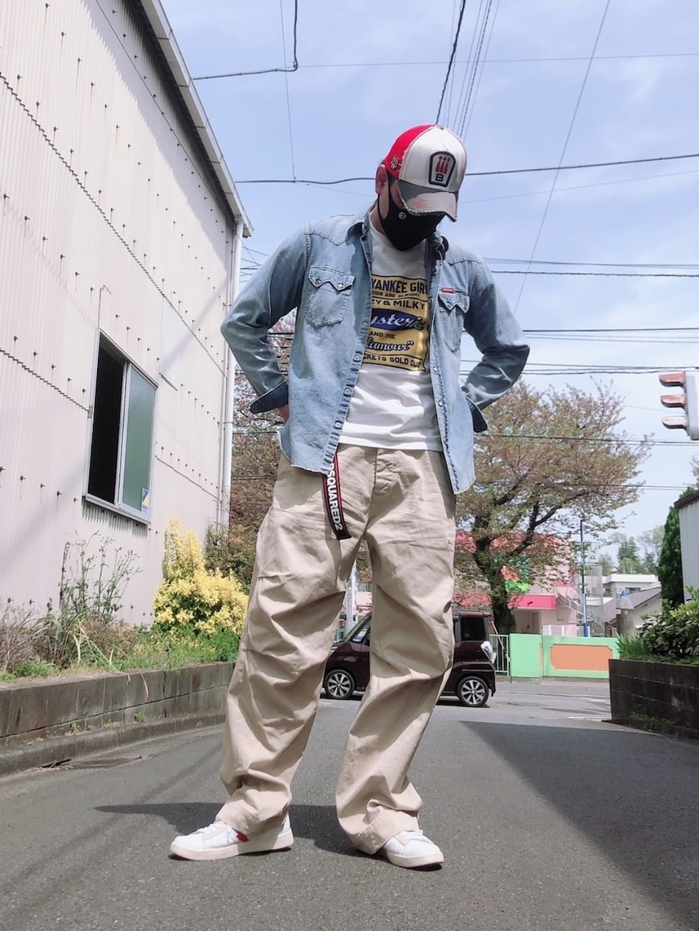 「キャップ、デニム、デニムシャツ、Tシャツ、チノパン、春コーデ、ストリート、ゆるコーデ、おしゃれさんと繋がりたい、カジュアル、スニーカー、ストリートコーデ、シンプルコーデ、ラフ、ビッグシルエット」|「HYSTERIC GLAMOURのSUPER FUZZ刺繍 ウエスタンデニムシャツ(シャツ/ブラウス、ブルー系)」を使った、yohさん(メンズ・184cm)の春コーディネートの2枚目の写真