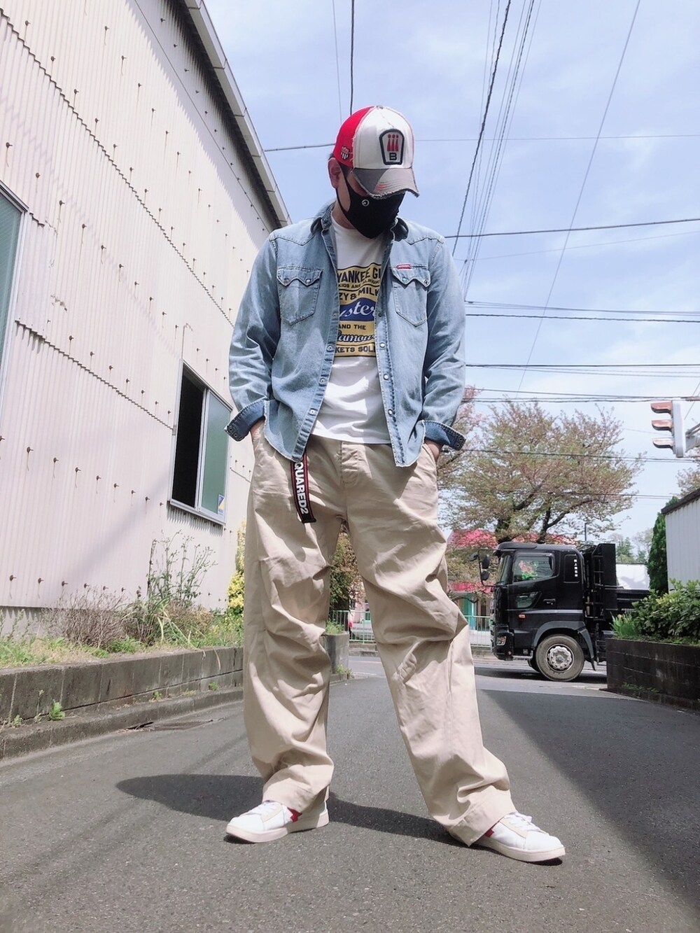 「キャップ、デニム、デニムシャツ、Tシャツ、チノパン、春コーデ、ストリート、ゆるコーデ、おしゃれさんと繋がりたい、カジュアル、スニーカー、ストリートコーデ、シンプルコーデ、ラフ、ビッグシルエット」|「HYSTERIC GLAMOURのSUPER FUZZ刺繍 ウエスタンデニムシャツ(シャツ/ブラウス、ブルー系)」を使った、yohさん(メンズ・184cm)の春コーディネートの5枚目の写真