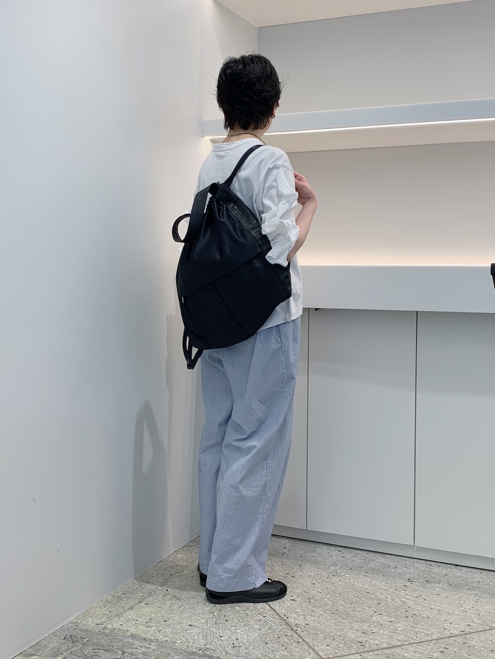 ブラック系のバックパック/リュックを着用したレディースの夏コーディネートの3枚目の写真