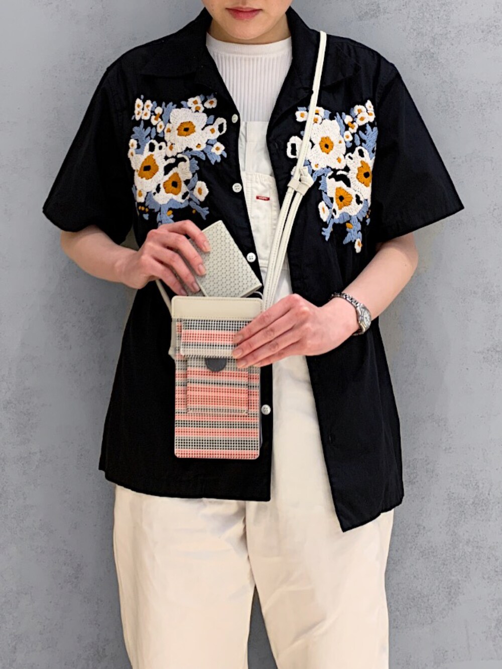 ピンク系のショルダーバッグを着用したレディースの夏コーディネートの4枚目の写真