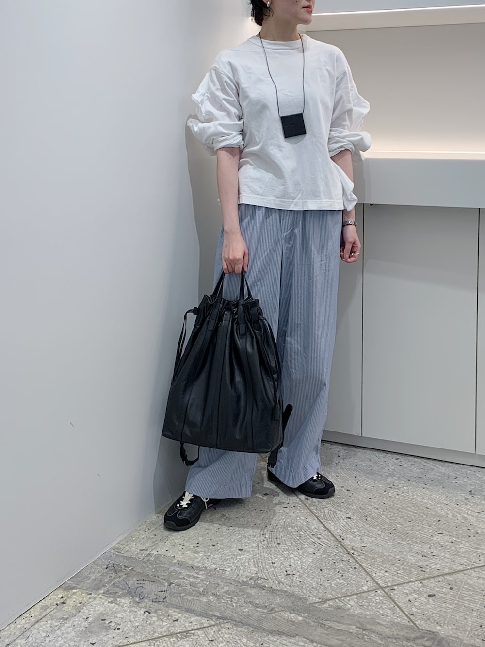 ブラック系のバックパック/リュックを着用したレディースの夏コーディネートの2枚目の写真