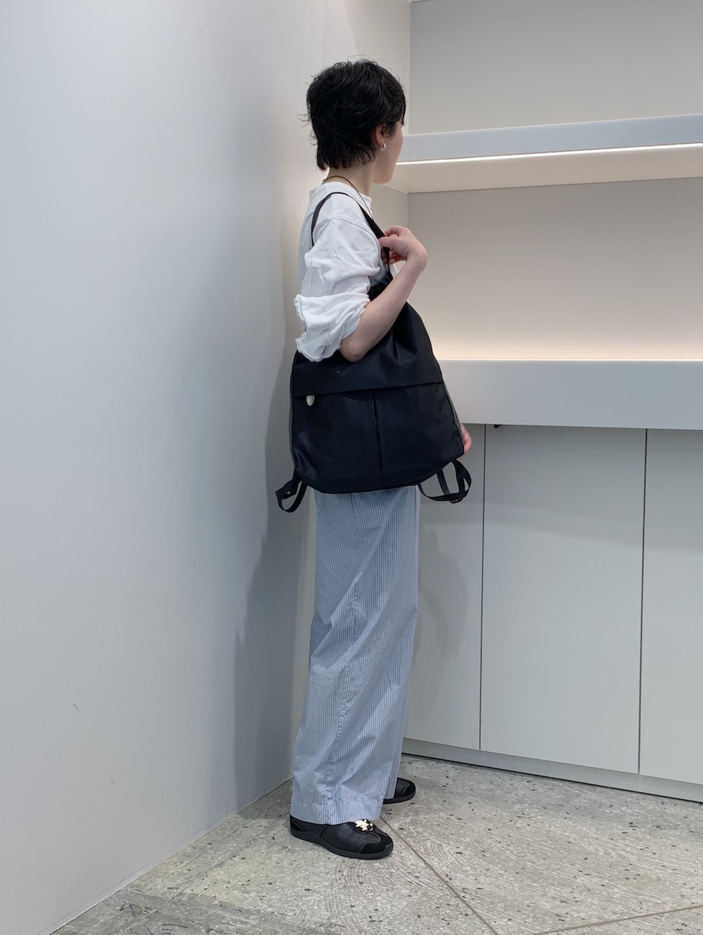 ブラック系のバックパック/リュックを着用したレディースの夏コーディネートの2枚目の写真