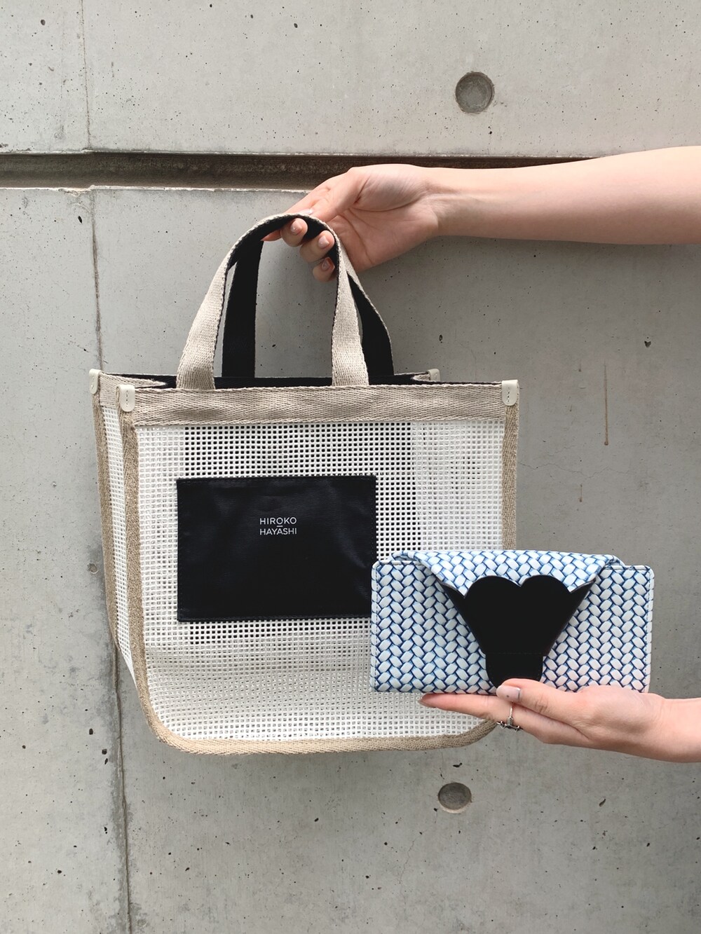 ホワイト系のハンドバッグ、ブルー系の財布を着用したレディースの夏コーディネートの2枚目の写真