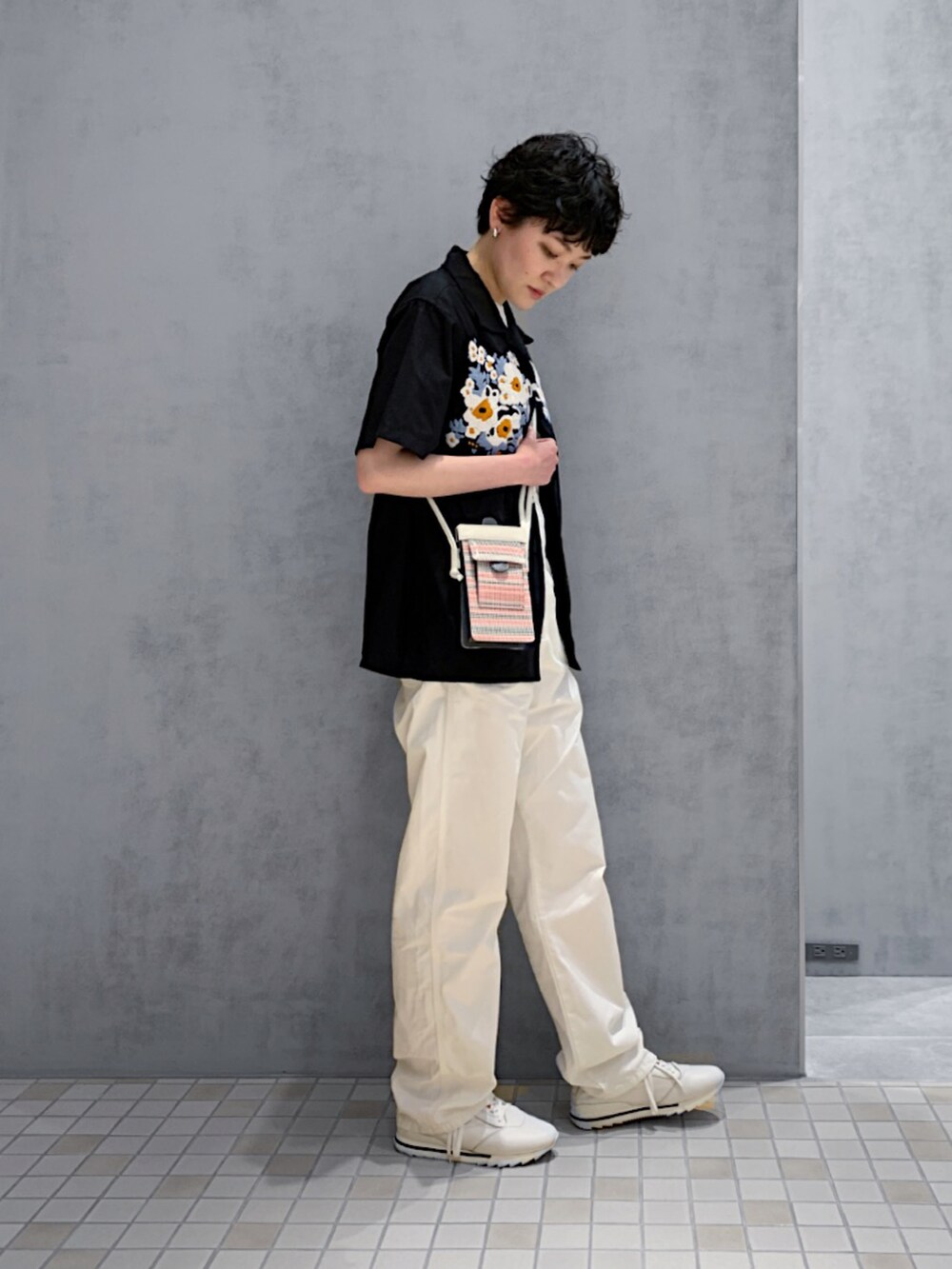 ピンク系のショルダーバッグを着用したレディースの夏コーディネートの2枚目の写真