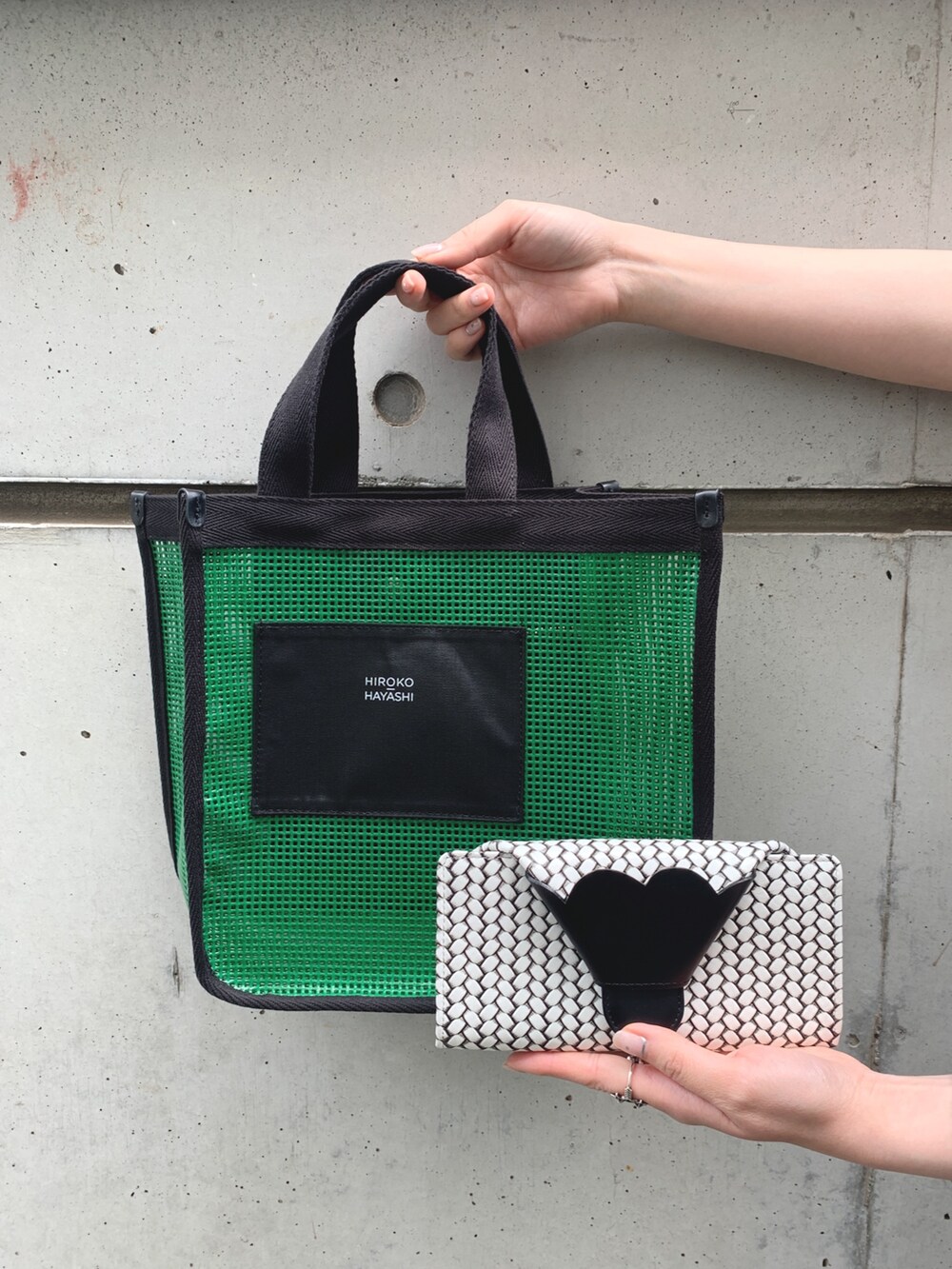 グリーン系のハンドバッグを着用したレディースの夏コーディネートの2枚目の写真