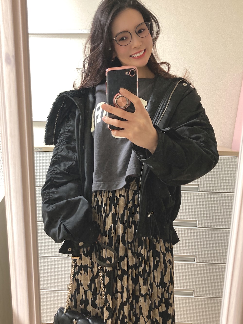 ブラック系のTシャツ/カットソー、ブラック系のMA-1、ブラック系のショルダーバッグを着用したレディースの冬コーディネートの3枚目の写真