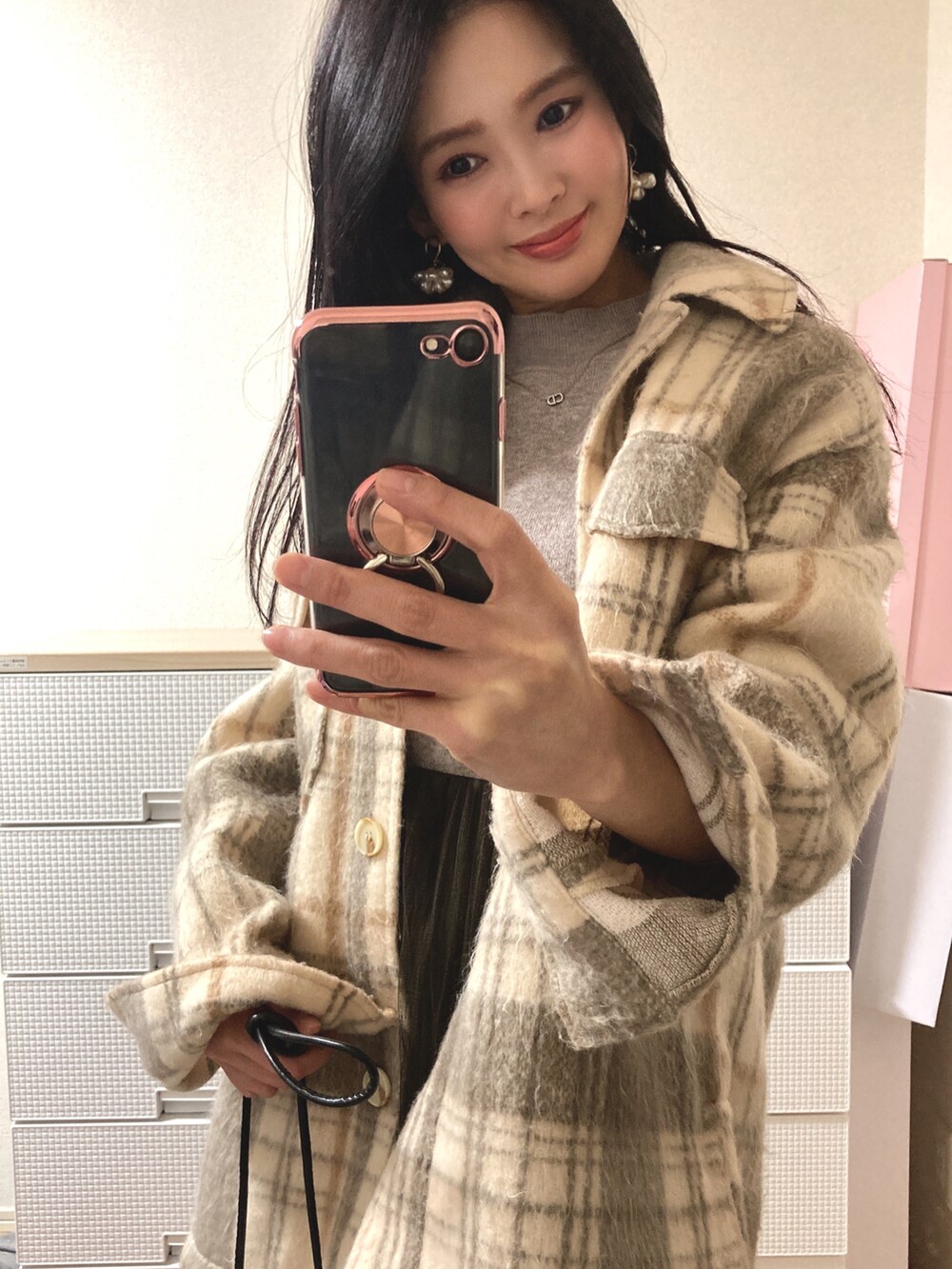 ベージュ系のジャケット/アウター、ベージュ系のニット/セーター、ホワイト系のショルダーバッグを着用したレディースの冬コーディネートの2枚目の写真