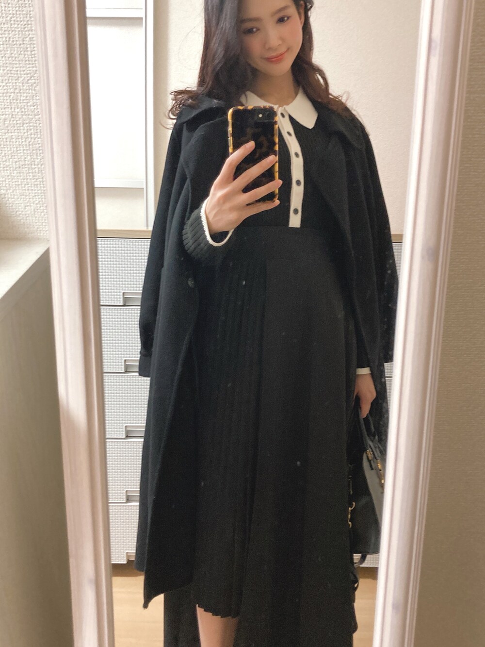 「クリスマスに着たい服、キレイめ、オールブラック、ワントーンコーデ、ブラック、アシンメトリー、ブーツ、タックイン、GU」｜「GUのアイテム（トップス、ブラック系）」を使った、pekoさん（レディース・158cm）の冬コーディネートの2枚目の写真