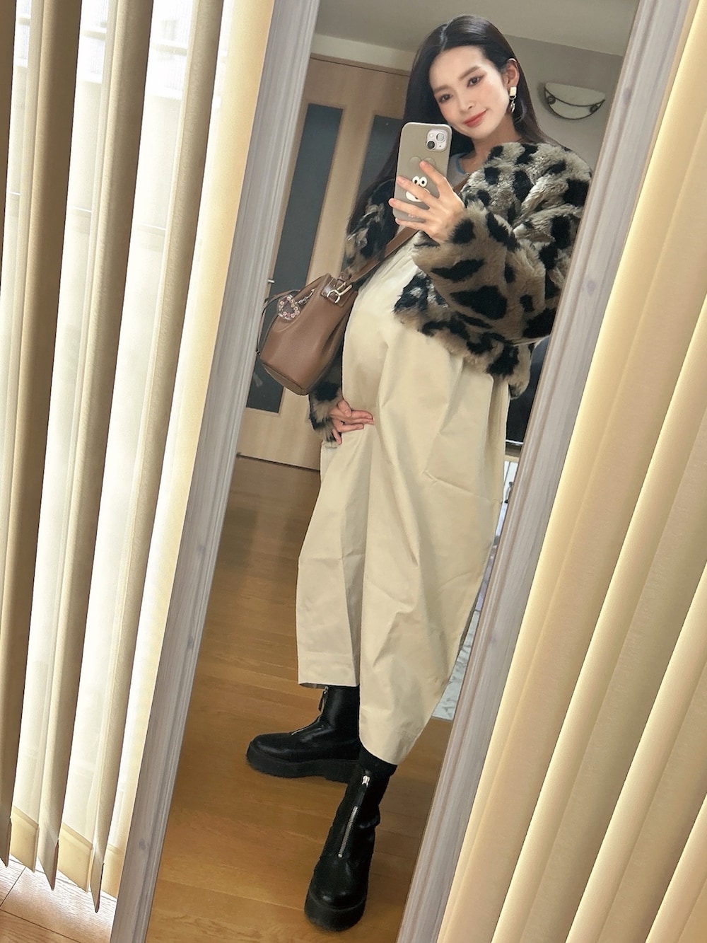 「真冬のあったかスタイル、オトナカワイイ、楽チンコーデ、マタニティ、マタニティファッション、ママコーデ、ワンピース、ブーツ、レオパード、ファーコート」｜「FURLAのアイテム（バッグ、ブラウン系）」を使った、pekoさん（レディース・158cm）の冬コーディネートの2枚目の写真
