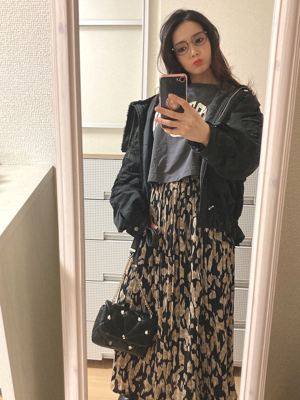 ブラック系のTシャツ/カットソー、ブラック系のMA-1、ブラック系のショルダーバッグを着用したレディースの冬コーディネートの2枚目の写真