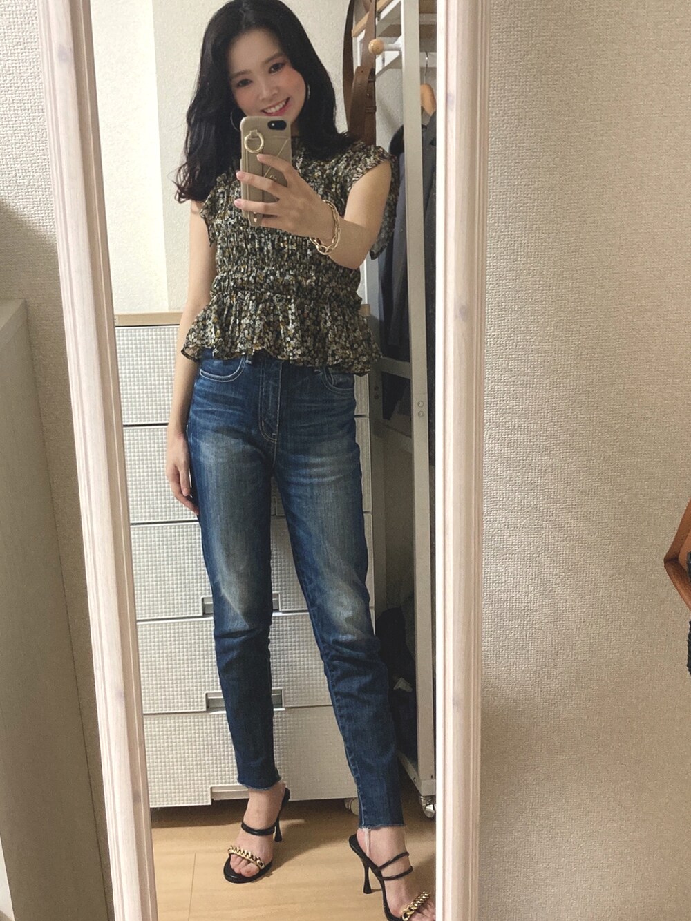 ブラック系のシャツ/ブラウス、ブルー系のデニムパンツ、ブラック系のサンダルを着用したレディースの夏コーディネートの2枚目の写真