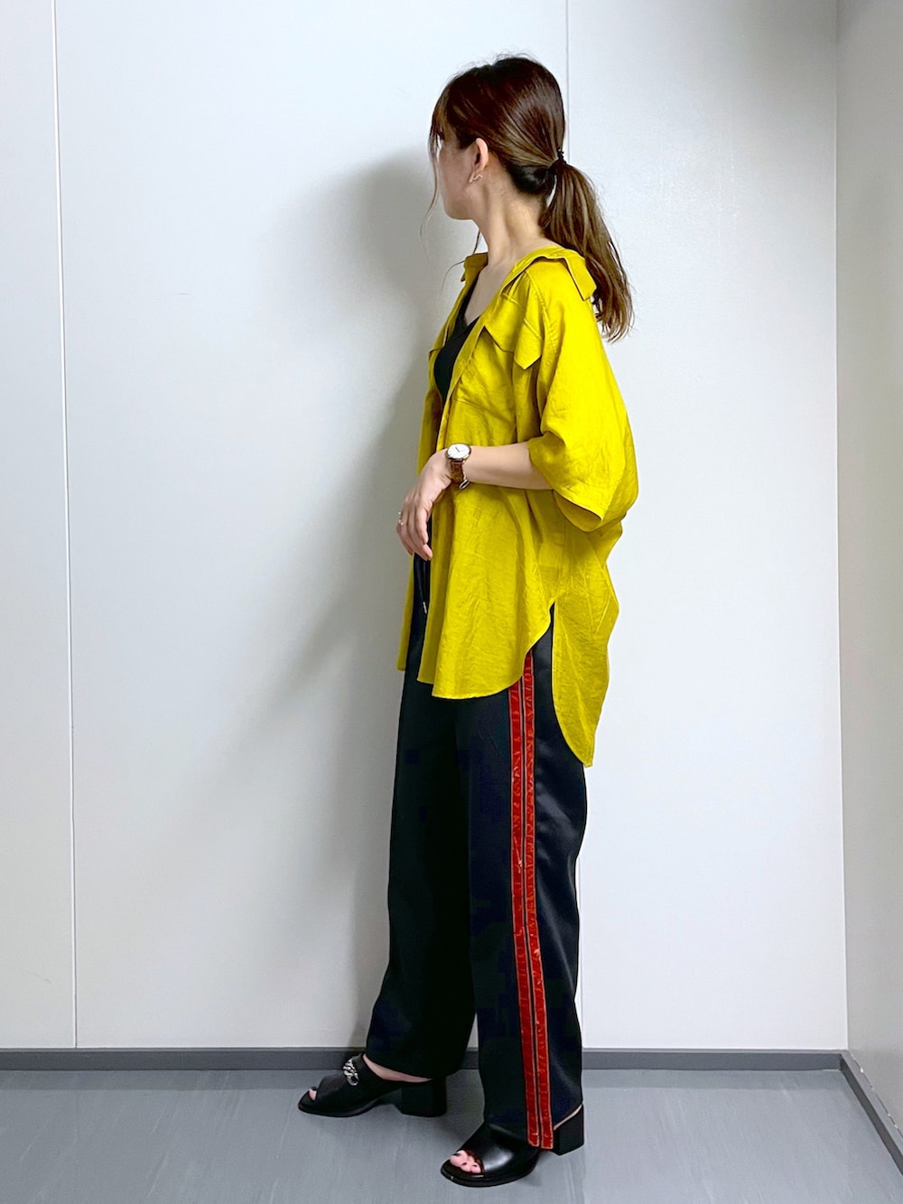 イエロー系のシャツ/ブラウス、ブラック系のタンクトップ、グレー系のスウェットパンツを着用したレディースの夏コーディネートの3枚目の写真