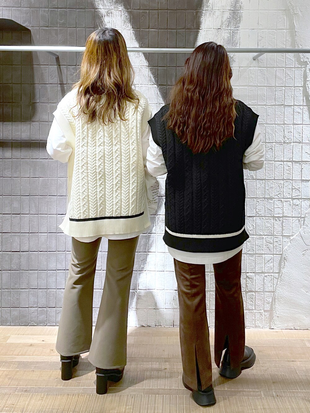 ホワイト系のベスト、ブラック系のベスト、ホワイト系のTシャツ/カットソーを着用したレディースの秋コーディネートの2枚目の写真