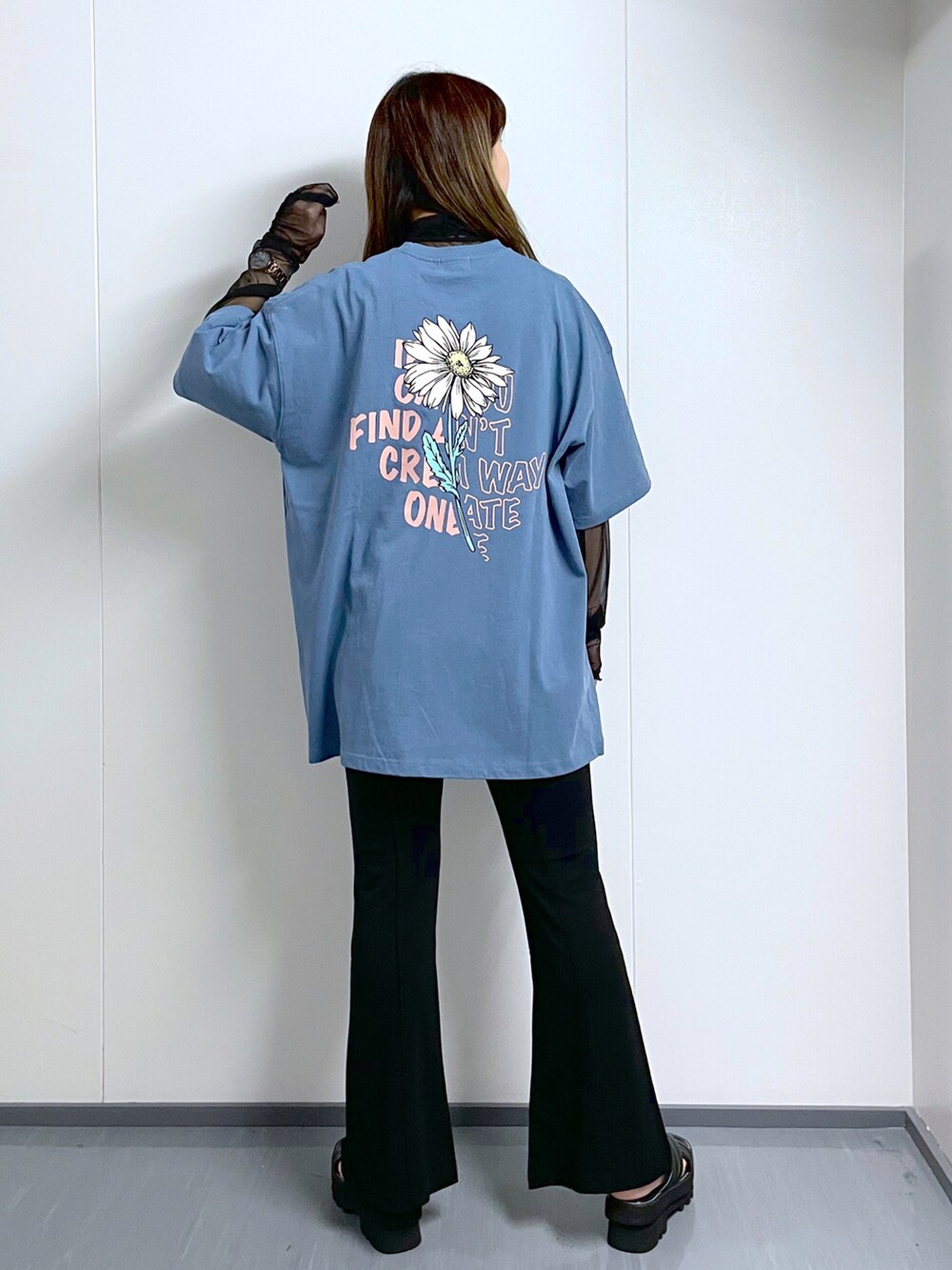 ブルー系のTシャツ/カットソー、ブラック系のスラックス、ブラック系のサンダルを着用したレディースの春コーディネートの4枚目の写真