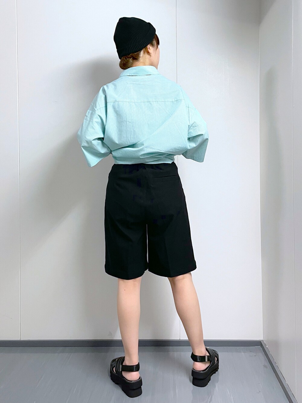 ブルー系のシャツ/ブラウス、ブラック系のその他パンツ、ブラック系のサンダルを着用したレディースの春コーディネートの4枚目の写真