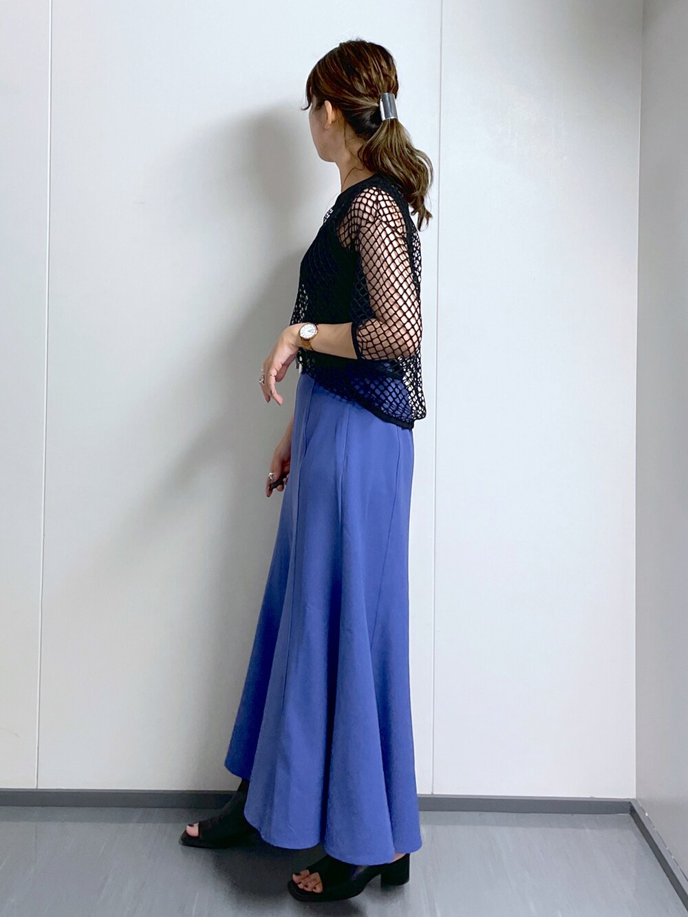 ブラック系のTシャツ/カットソー、ブラック系のタンクトップ、ブラック系のブーツを着用したレディースの夏コーディネートの2枚目の写真