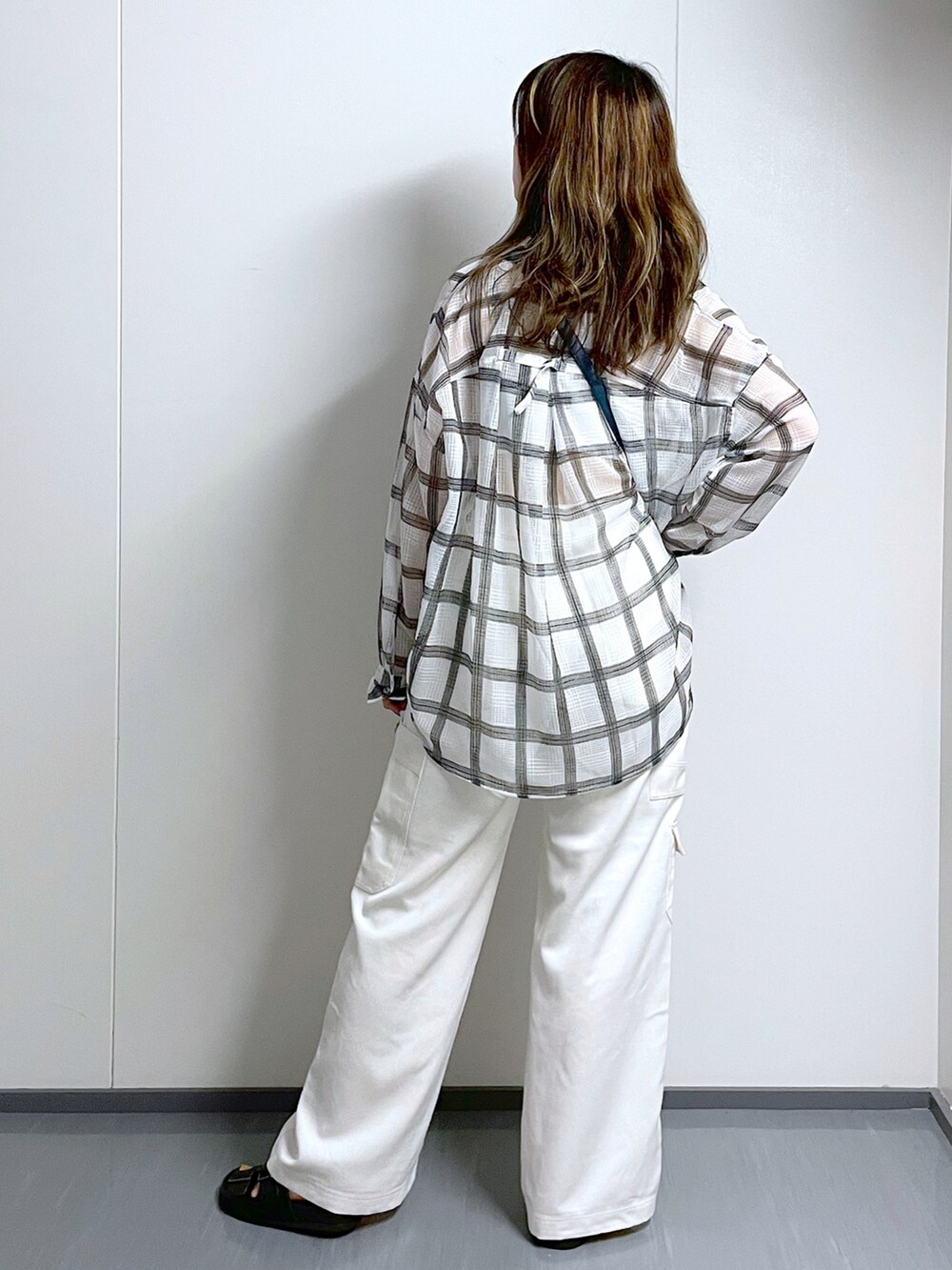 ブルー系のショルダーバッグ、ホワイト系のシャツ/ブラウス、ホワイト系のカーゴパンツを着用したレディースの夏コーディネートの3枚目の写真