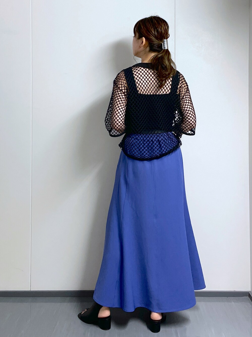 ブラック系のTシャツ/カットソー、ブラック系のタンクトップ、ブラック系のブーツを着用したレディースの夏コーディネートの3枚目の写真