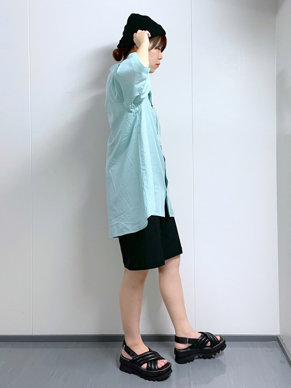 ブルー系のシャツ/ブラウス、ブラック系のその他パンツ、ブラック系のサンダルを着用したレディースの春コーディネートの2枚目の写真